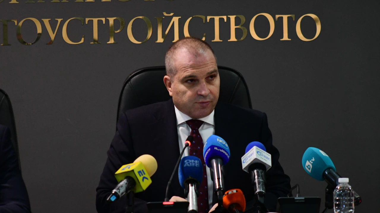 Вицепремиерът и министър на регионалното развитие и благоустройството Гроздан КараджовГроздан