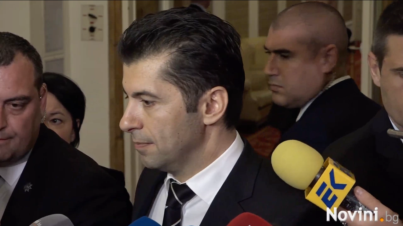 Пред журналисти в кулоарите на парламента премиерът Кирил Петков коментира днешния