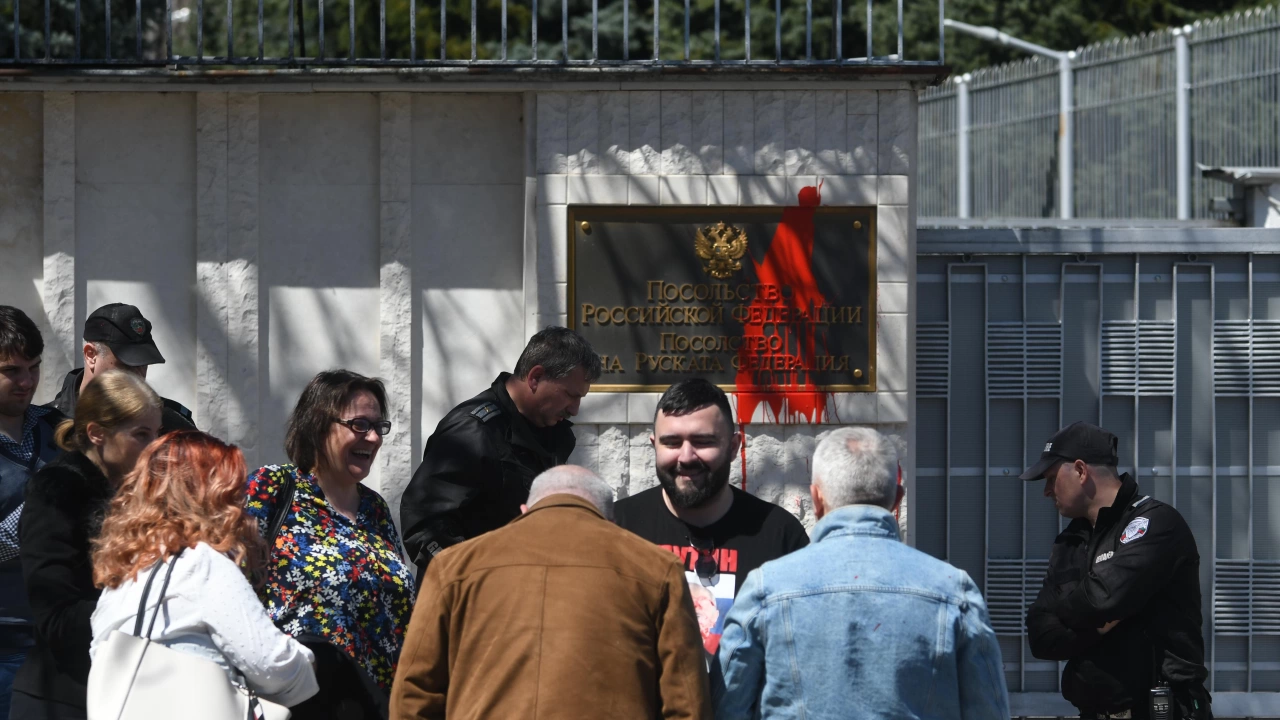 Изляха червена боя върху оградата и табелата на руското посолство