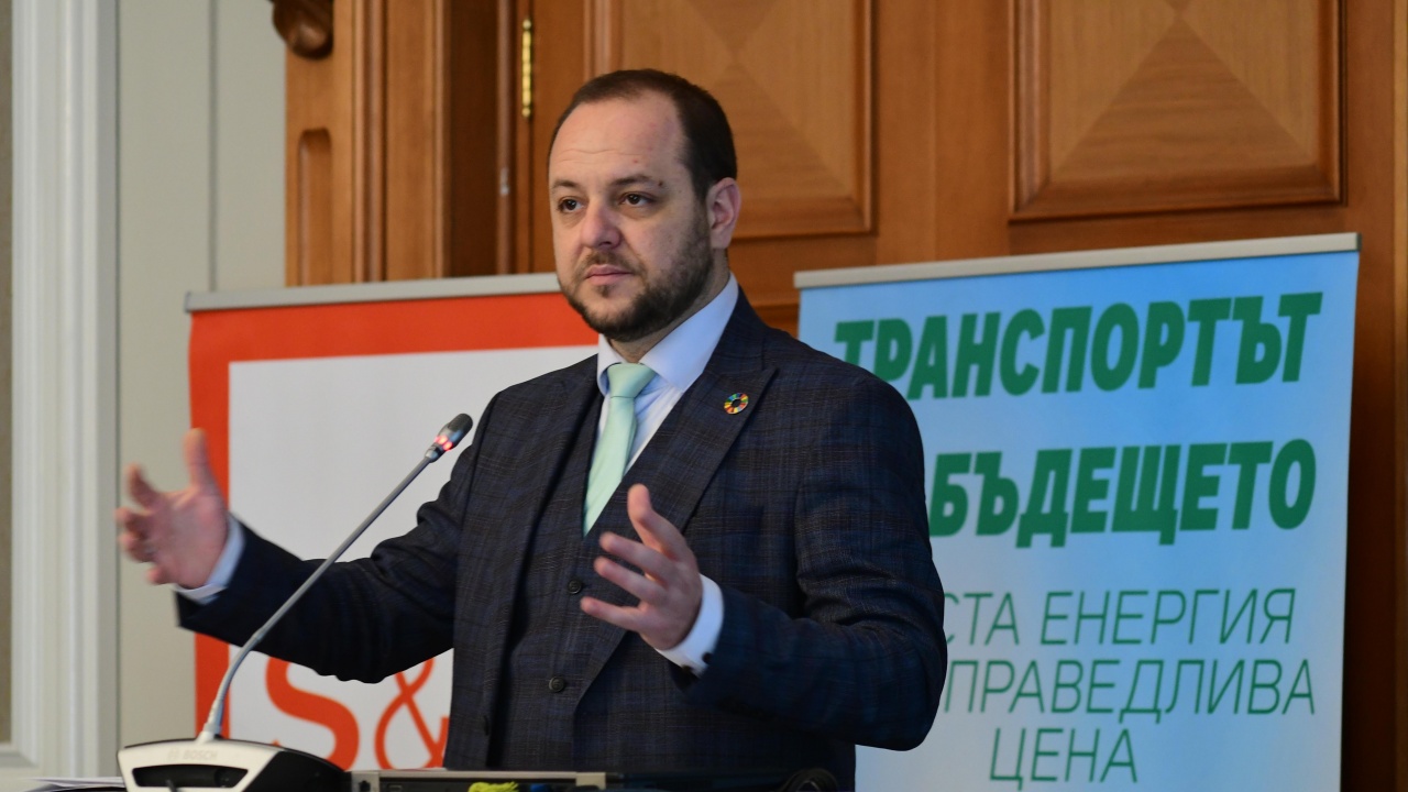 Министър Сандов: Към средата на 2026 г. в България електромобилите трябва да достигнат до 30 000
