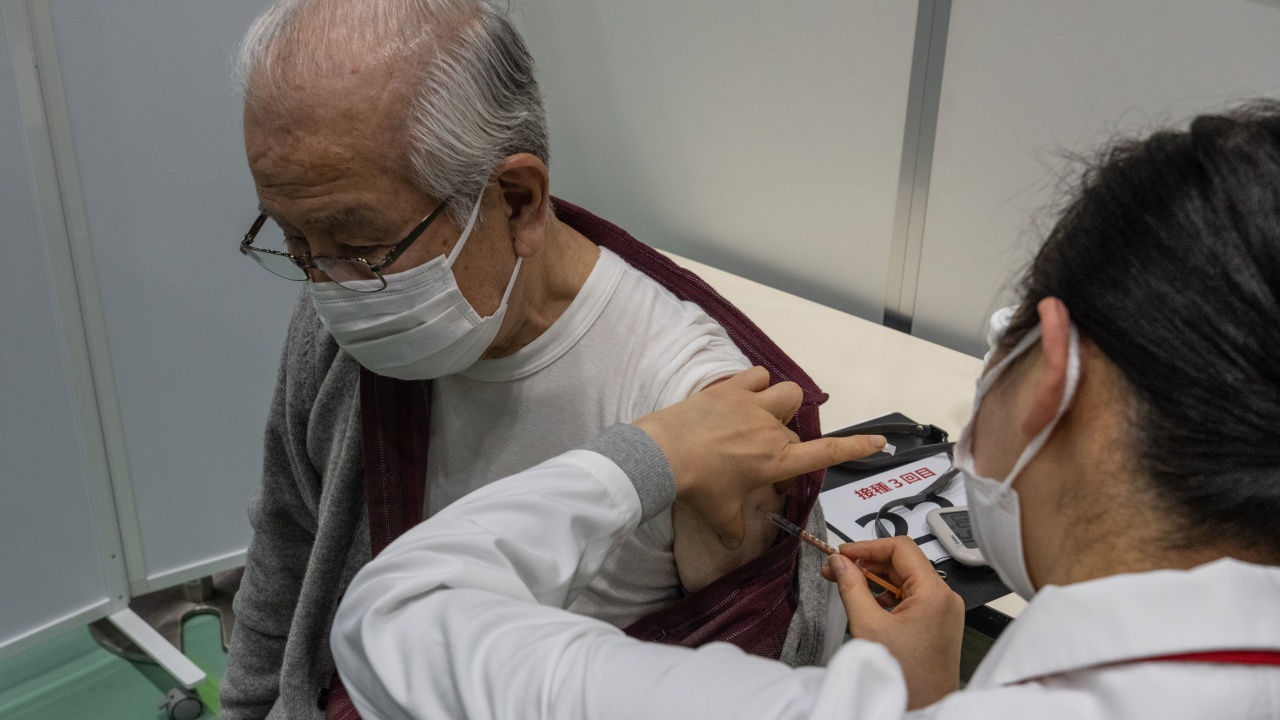 Южна Корея ще поставя втора бустерна доза ваксина на хора над 60 години
