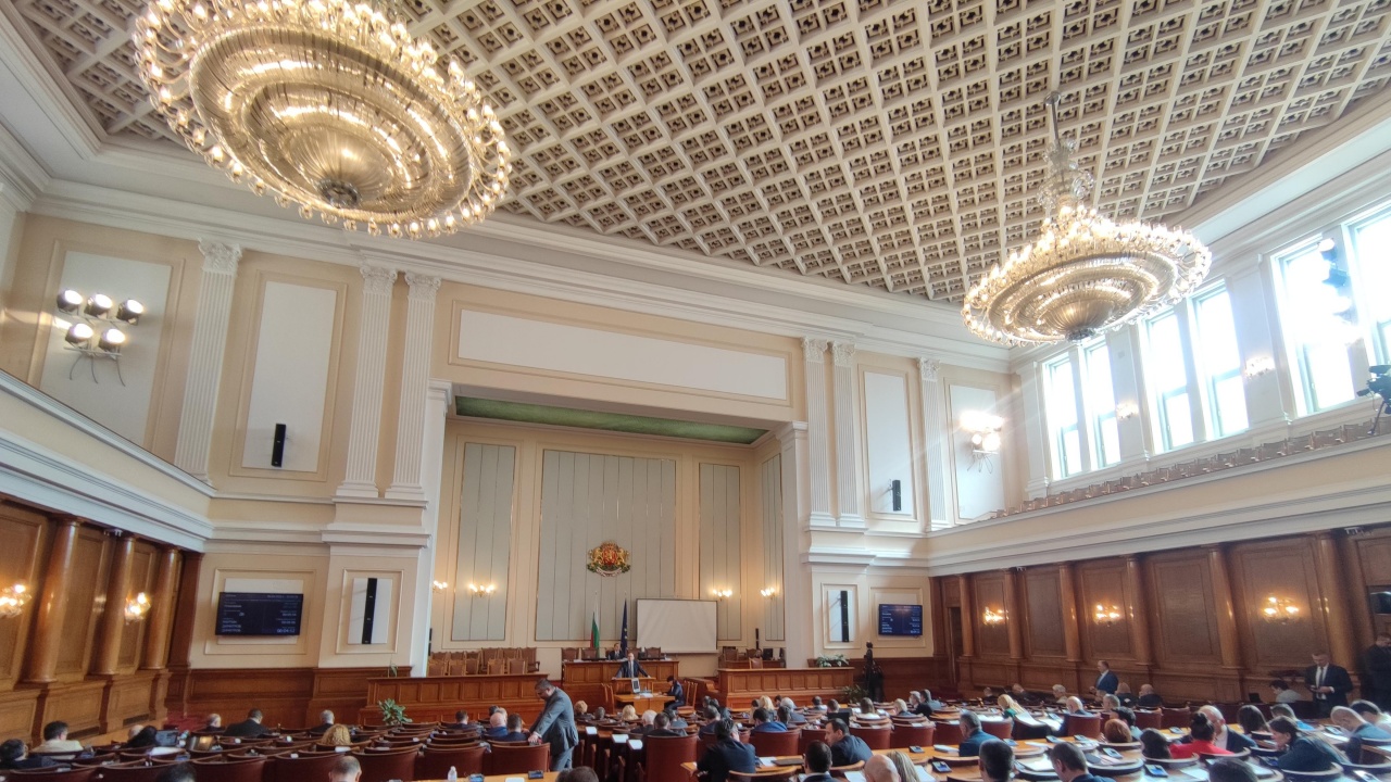Депутатите ще обсъдят предложенията да изпратим военна помощ в Украйна