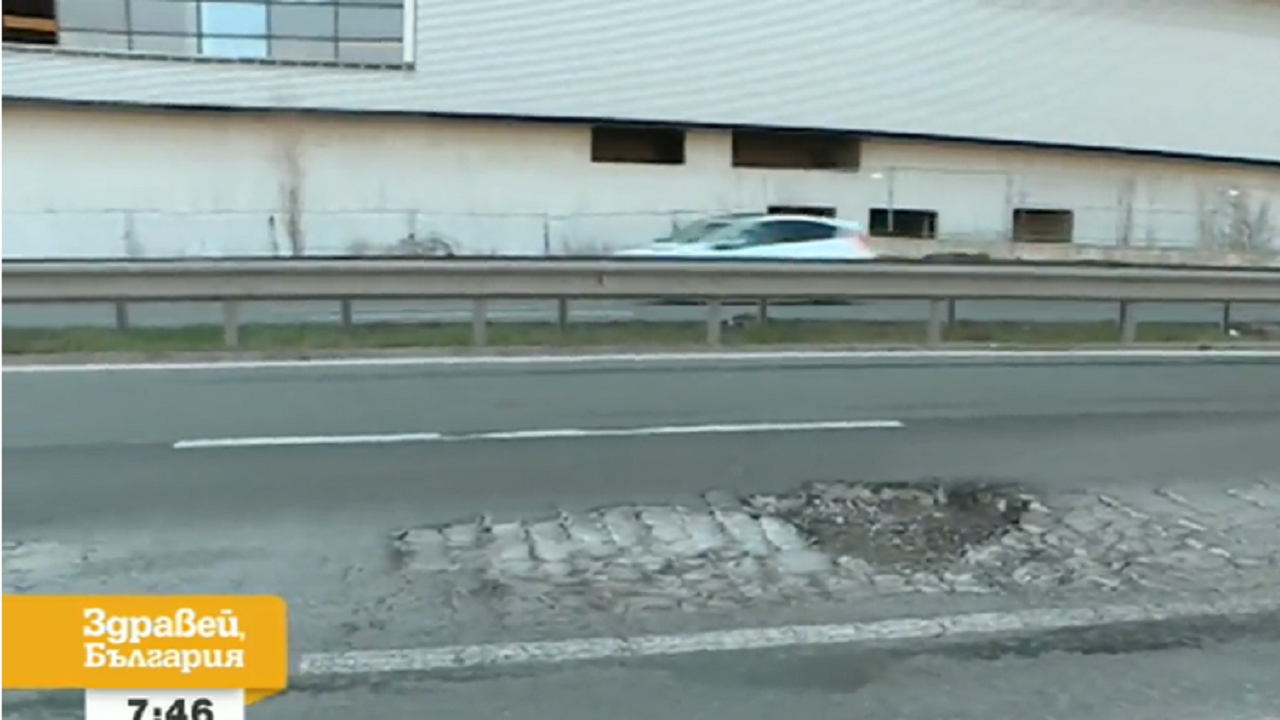 Шофьор потроши колата си в дълбока дупка на магистралата за Перник
