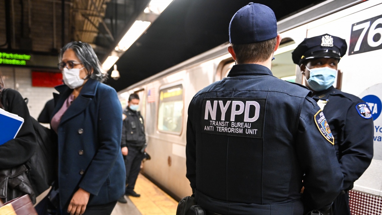 Полицията разпространи първи снимки на заподозрения за стрелбата в Ню Йорк