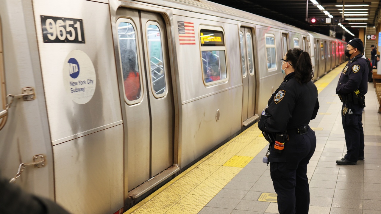 Арестуваха заподозрения за стрелбата в метрото на Ню Йорк