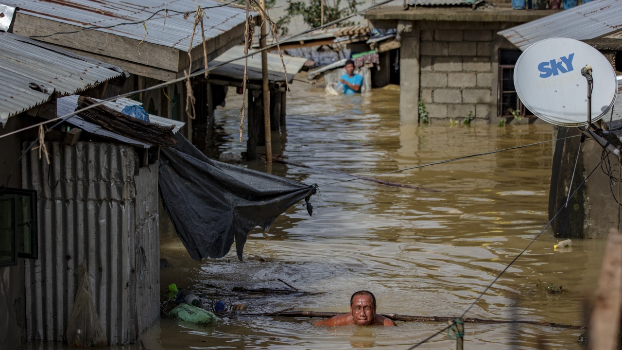 До 123 нарасна броят на жертвите на бурята Меги във Филипините