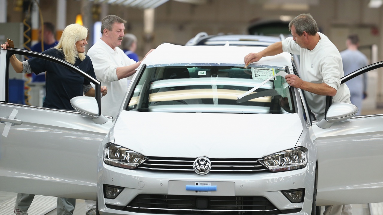 Продажбите на автомобилната група Фолксваген (Volkswagen Group) остават под натиск