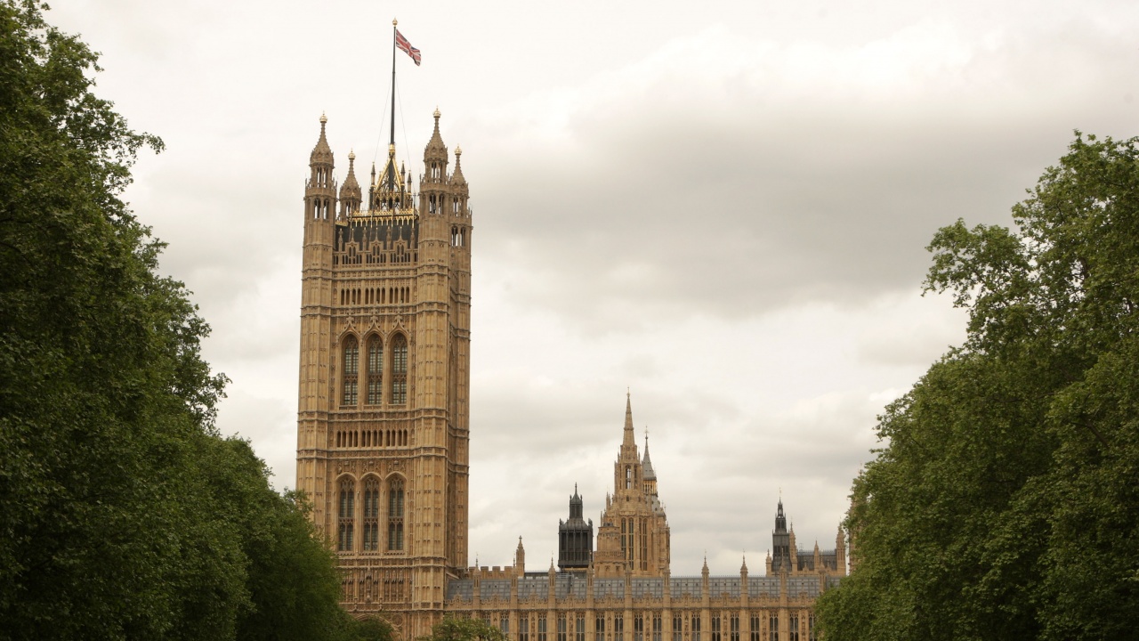 Сексуално посегателство "взе главата" на британски депутат