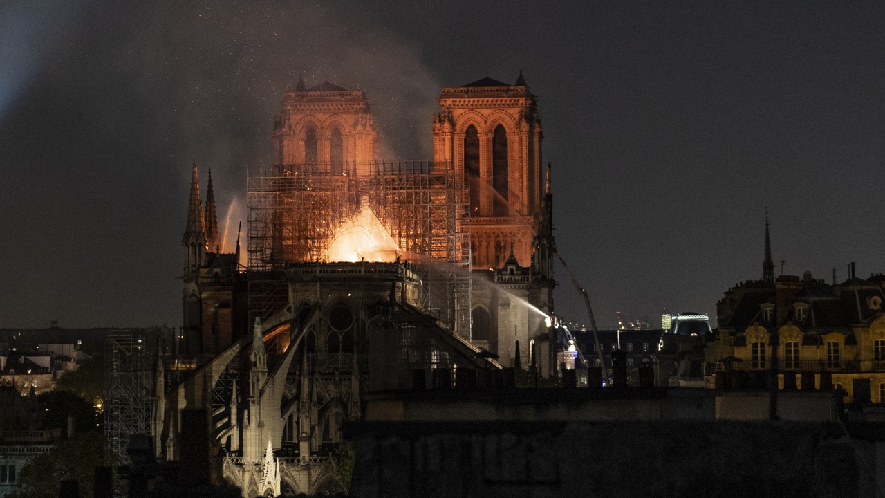 Парижани отбелязват Велики петък пред "Нотр Дам" три години след пожара