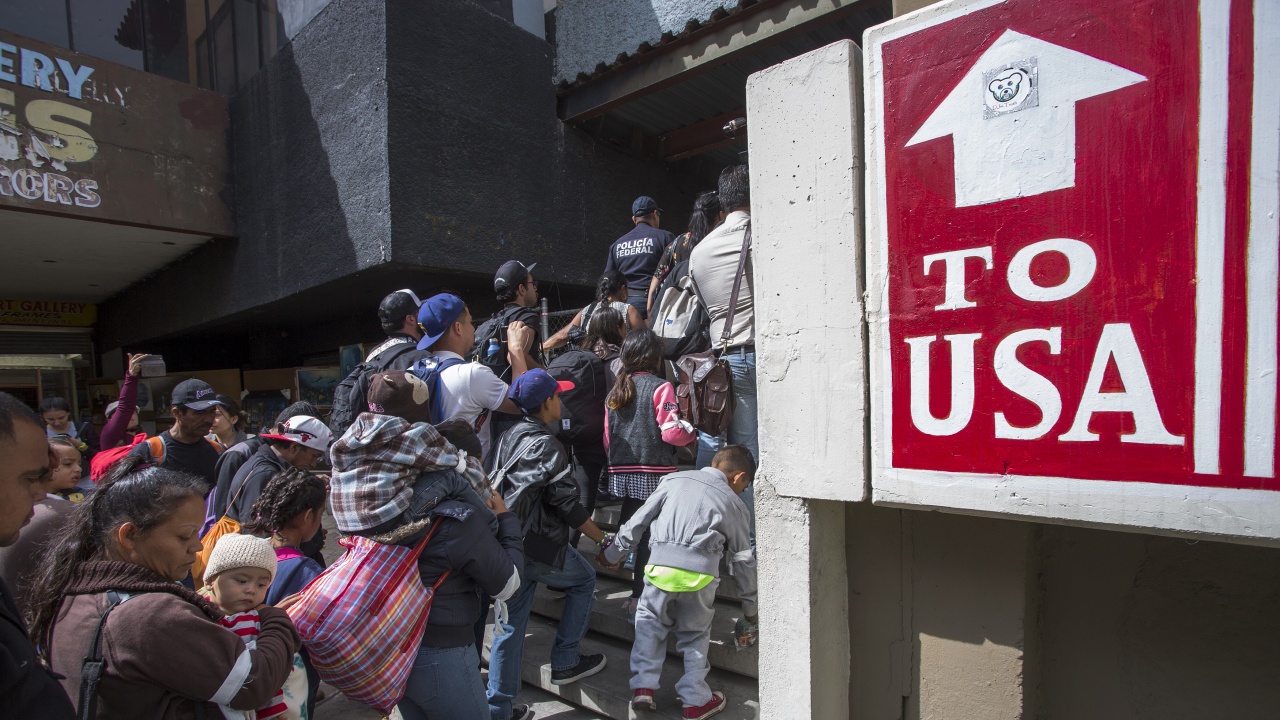 За миналия месец САЩ са задържали 210 000 мигранти на границата с Мексико
