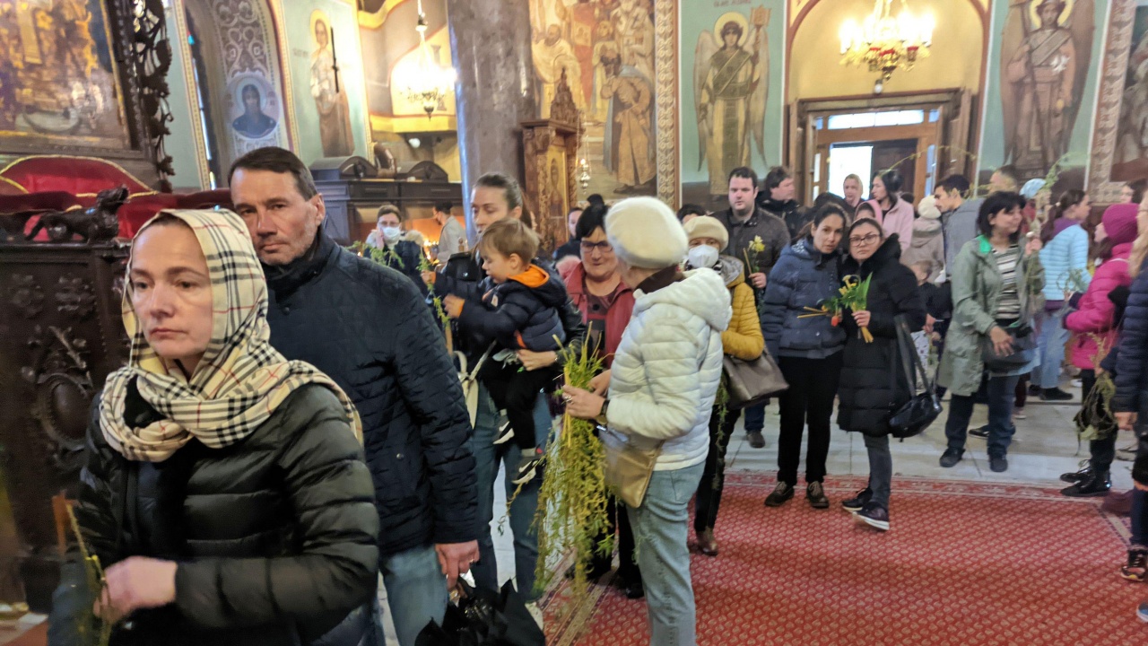 Хиляди варненци и украински бежанци изпълниха храмовете за Цветница