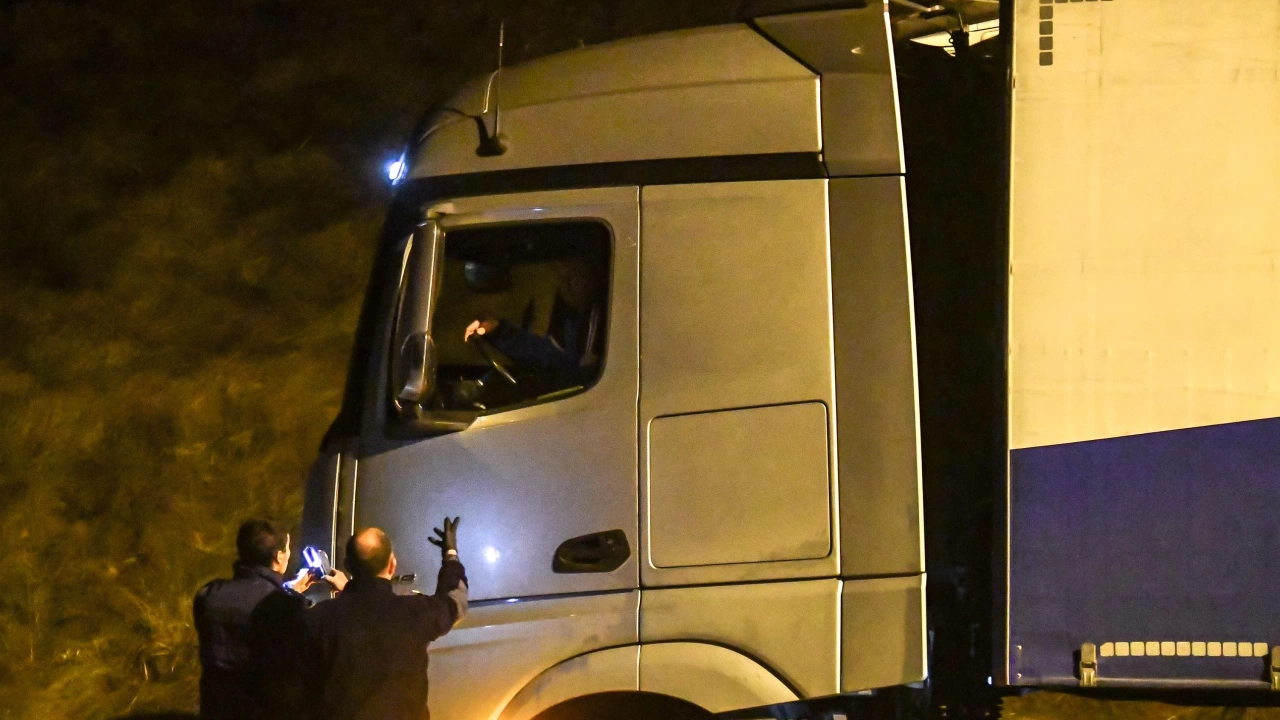Полицаи които следят за движението на камионите заради интензивния трафик