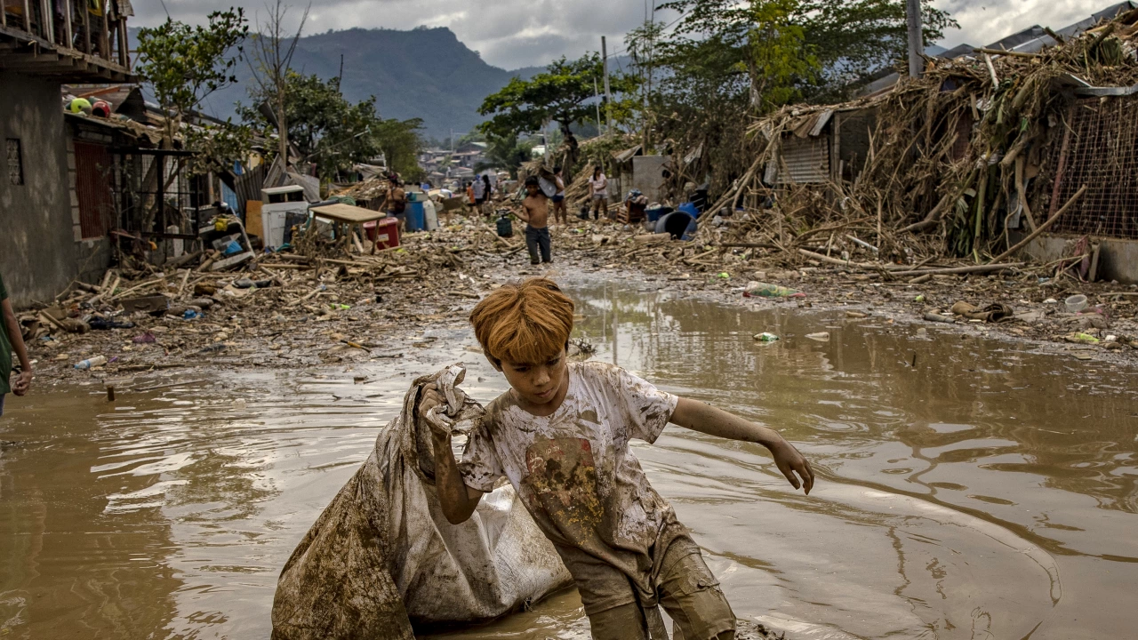 Броят на загиналите от свлачища и наводнения във Филипините нарасна