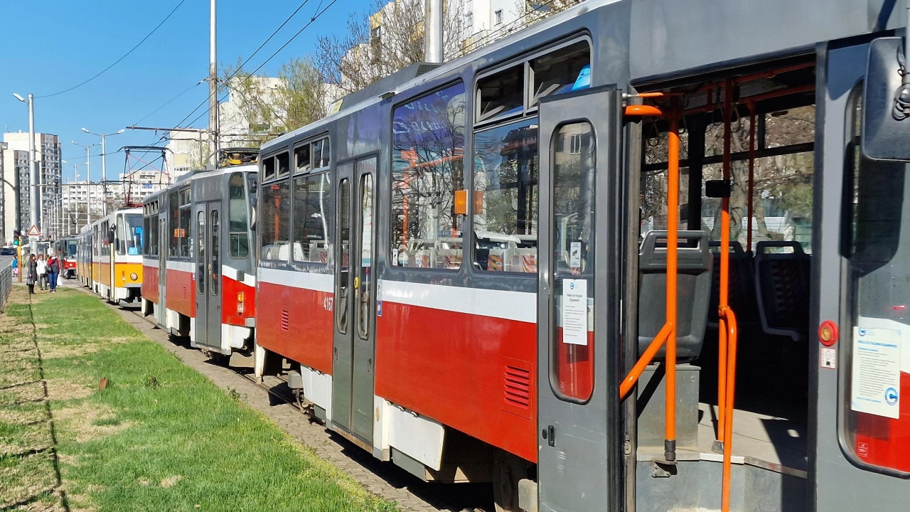 Аварирал трамвай блокира трамвайните релси и предизвика задръстване от десетина