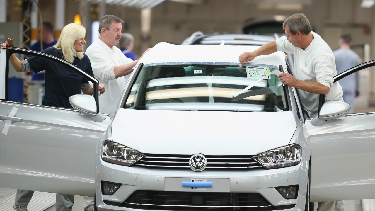 Продажбите на автомобилната група Фолксваген Volkswagen Group остават под натиск