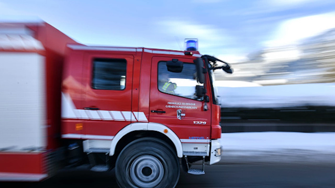 Шест пожарни коли гасят пожар в района на бившата фабрика