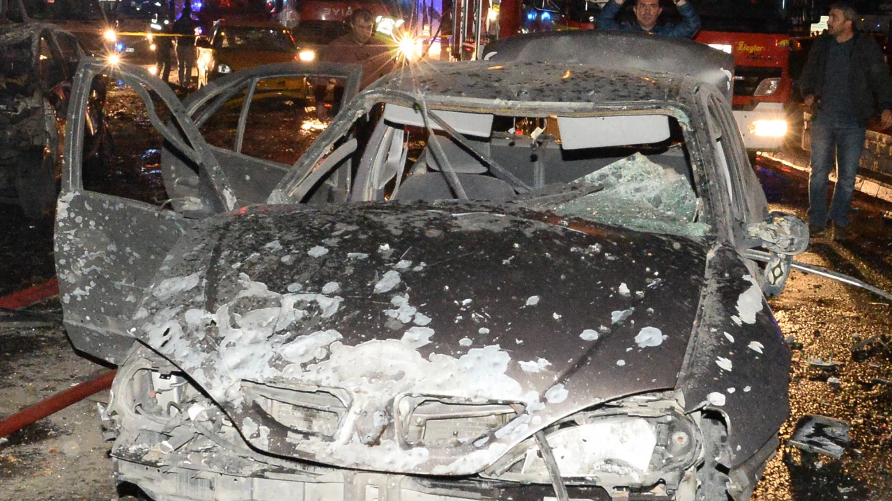 Двадесет коли бяха повредени след като неизвестни лица хвърлиха бомба