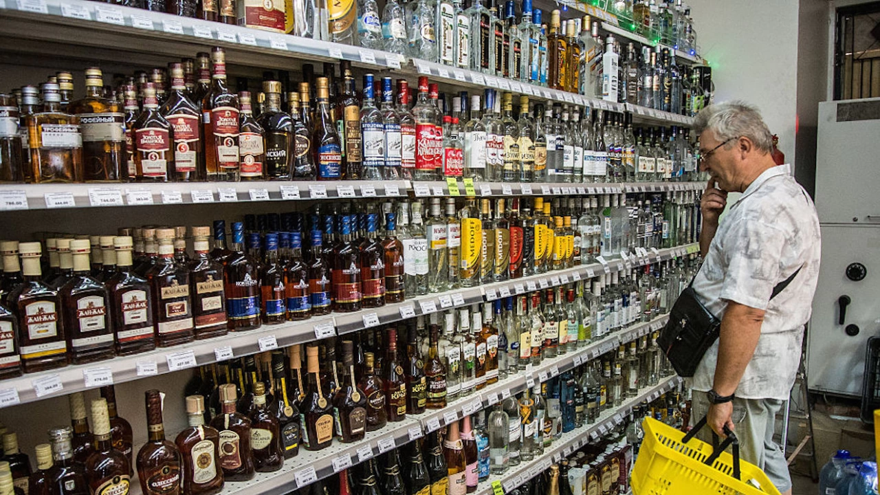 Обемът на продажбите на дребно на алкохолни напитки без бира