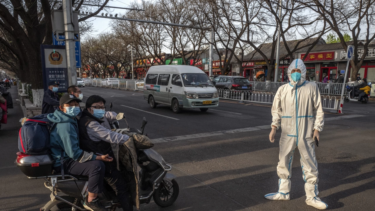 Китайският град Шанхай съобщи днес за рекорден брой симптоматични случаи