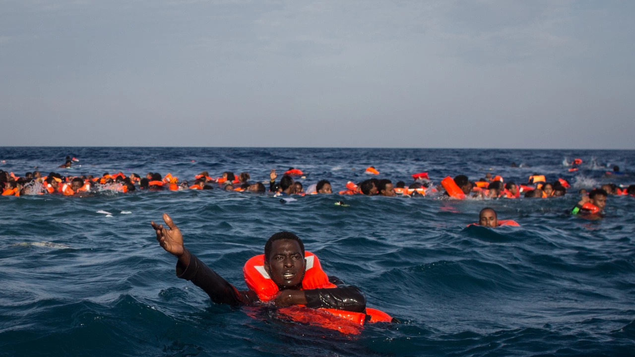 Лодка с мигранти се преобърна край бреговете на Либия като