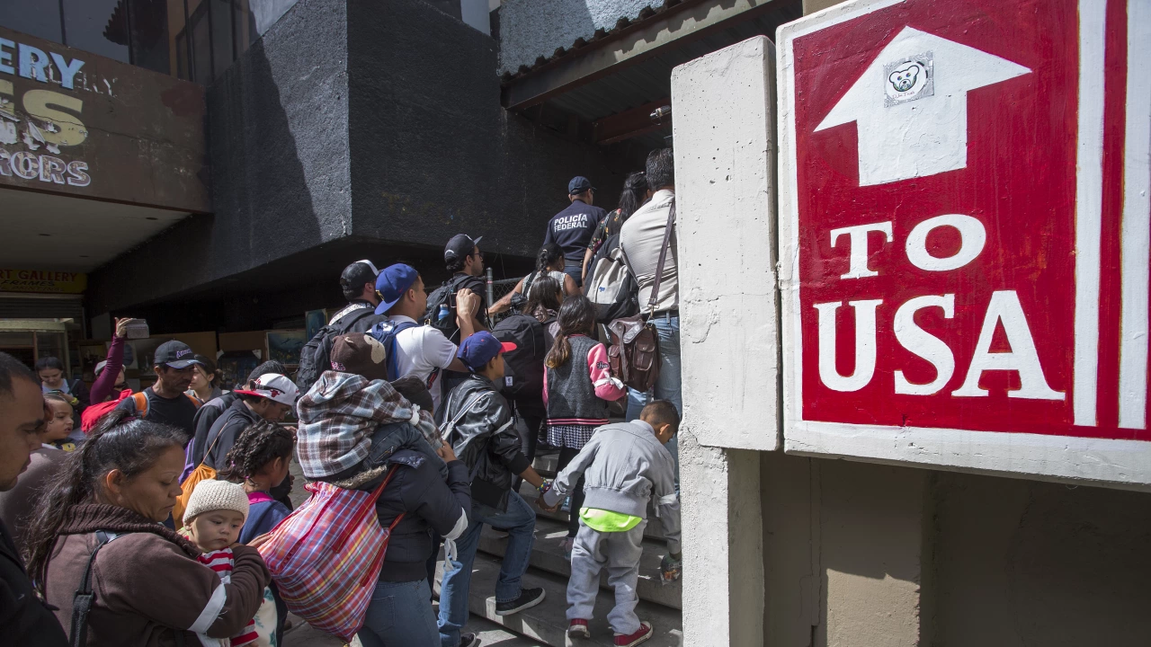 Миналия месец американските гранични служби са задържали 210 000 мигранти