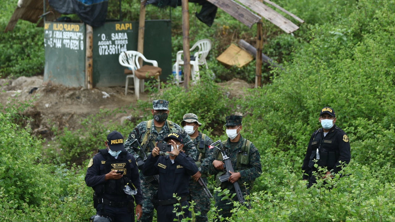 Властите в Еквадор конфискуваха днес близо 2 5 тона кокаин укрит