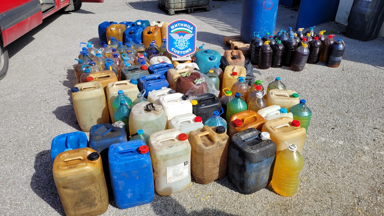 Митничари задържаха над 1800 литра горива в Русе