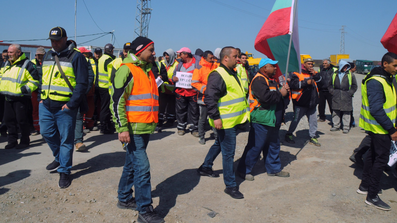 Работниците от "Автомагистрали - Черно море" продължават с протестните действия