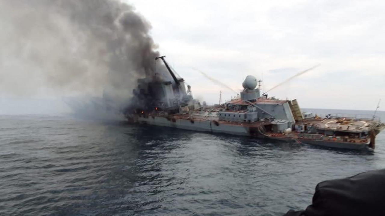 Излязоха първи снимки от потъването на руския крайцер "Москва" в Черно море