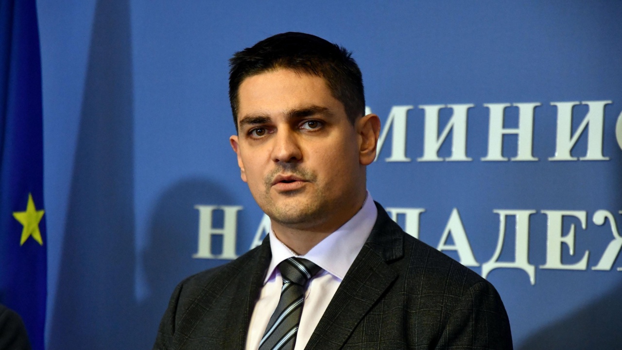 Министър Радостин Василев отговори на председателя на Българската федерация по плувни спортове