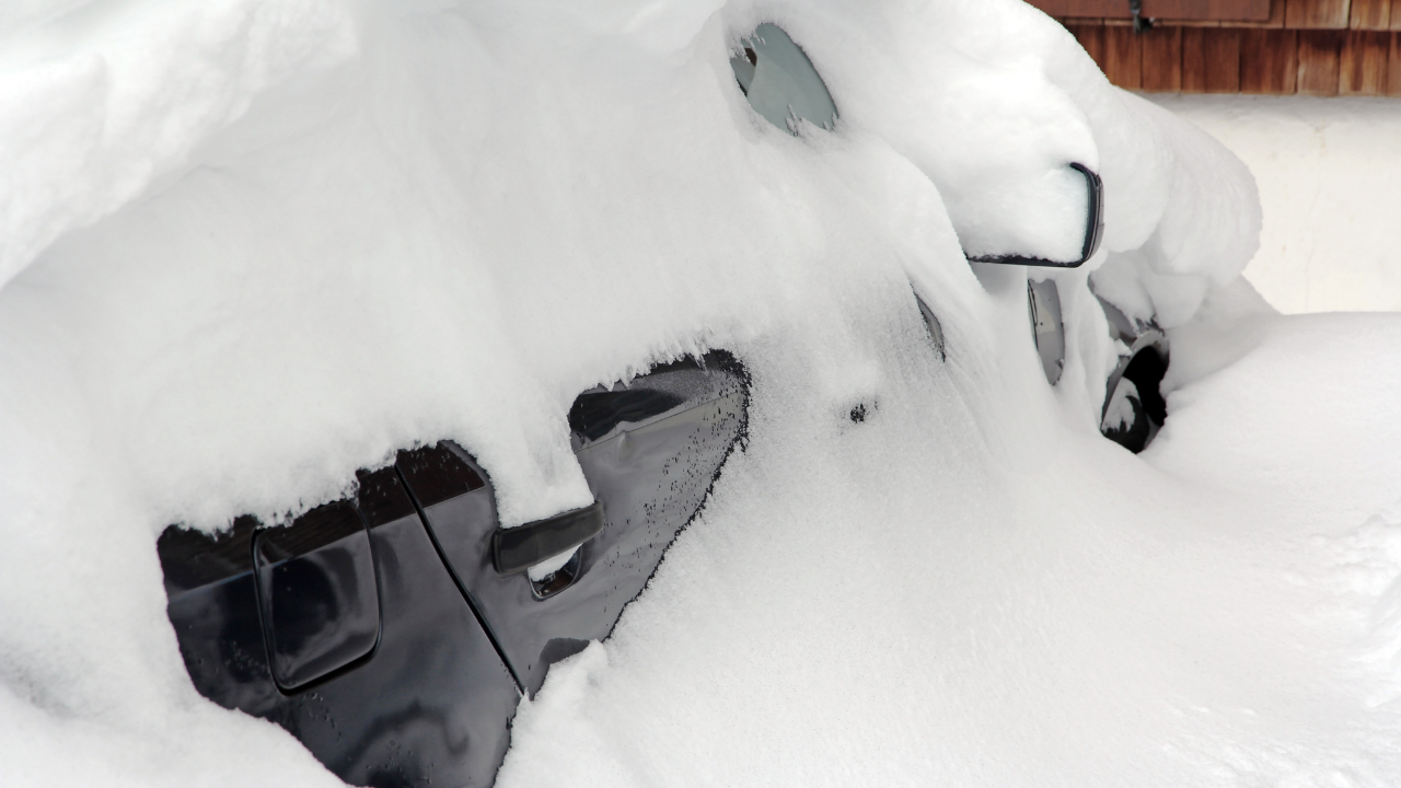 Лавина затрупа автомобили под връх Вихрен, кога ще се разчисти снега