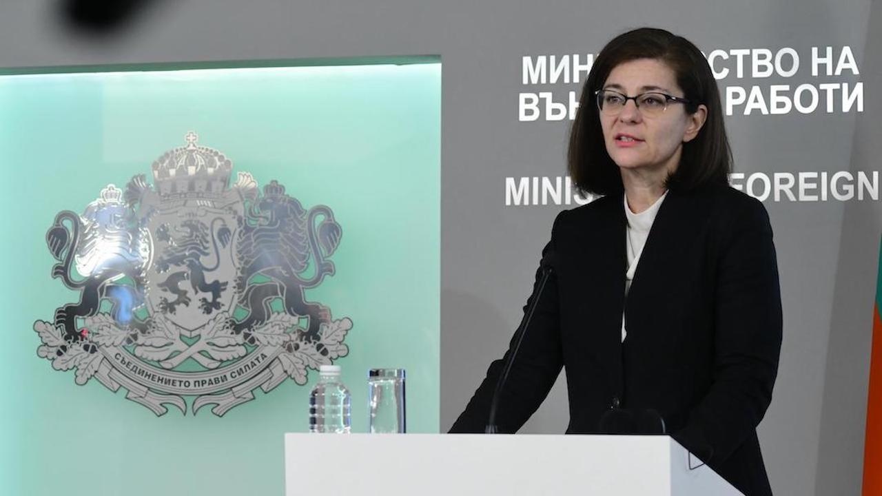 Министър Генчовска: България е малка държава, помагаме на Украйна според възможностите ни