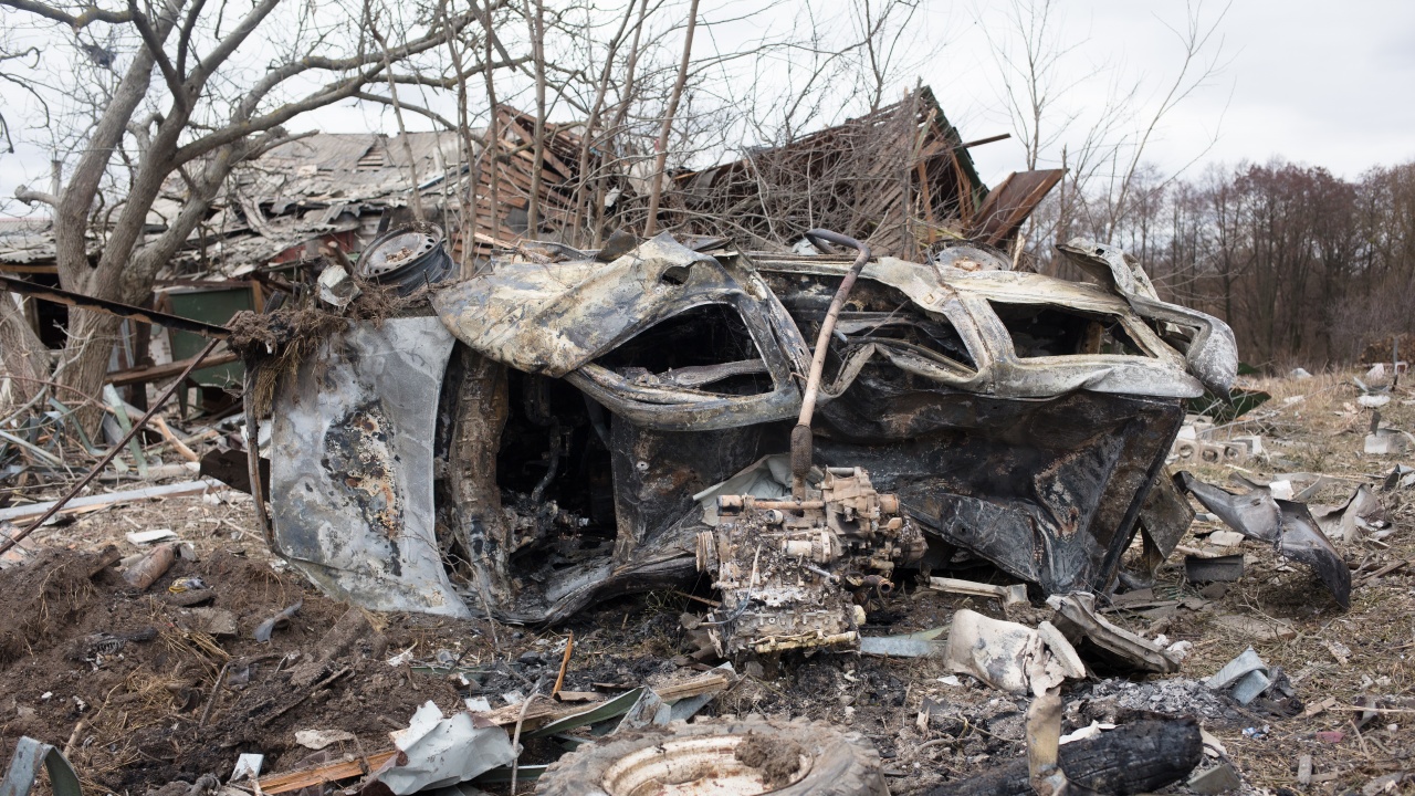 Кола с български номера обстрелвана от танкове край Киев