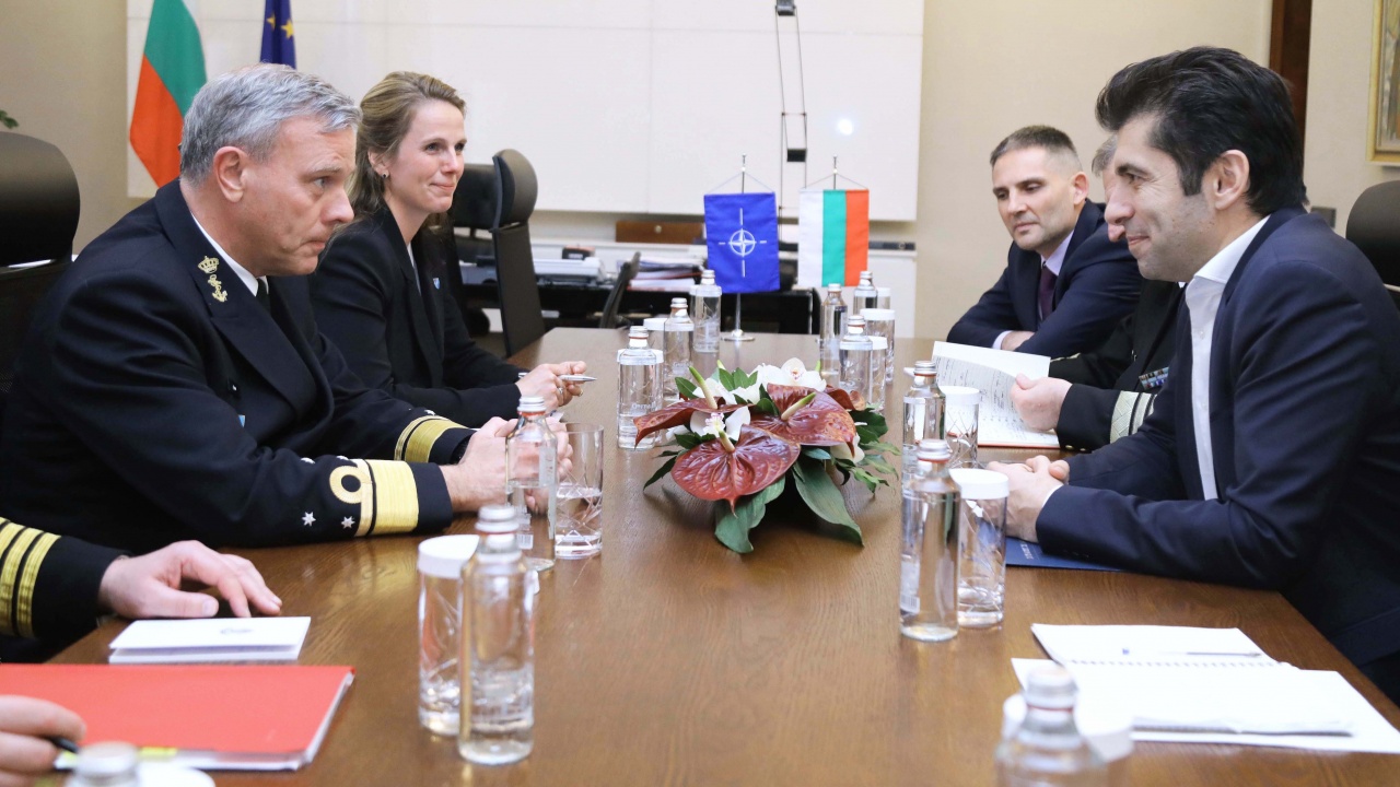 Премиерът Кирил Петков проведе среща с председателя на Военния комитет на НАТО адмирал Роб Бауер