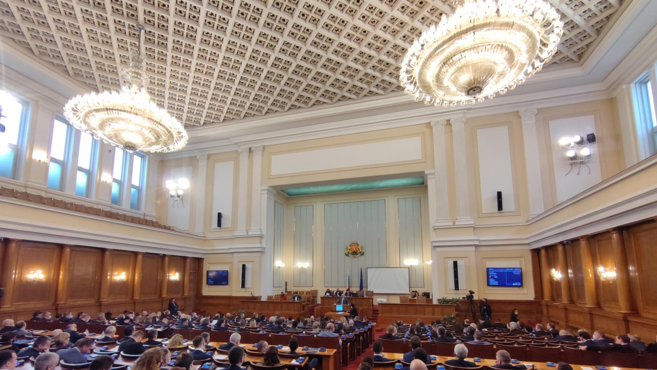 В началото на заседанието на парламента депутати от ГЕРБ-СДС и
