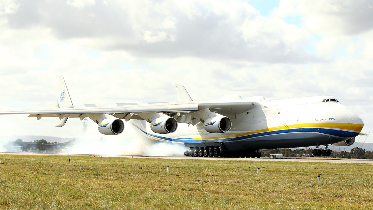 Украински товарен самолет Ан-12 на авиокомпания Мотор Сич Еърлайнс“ е
