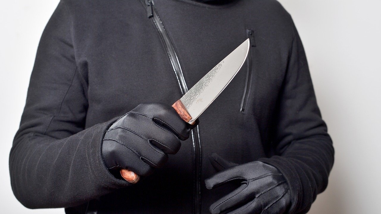 Свещеник е бил нападнат с нож в Ница