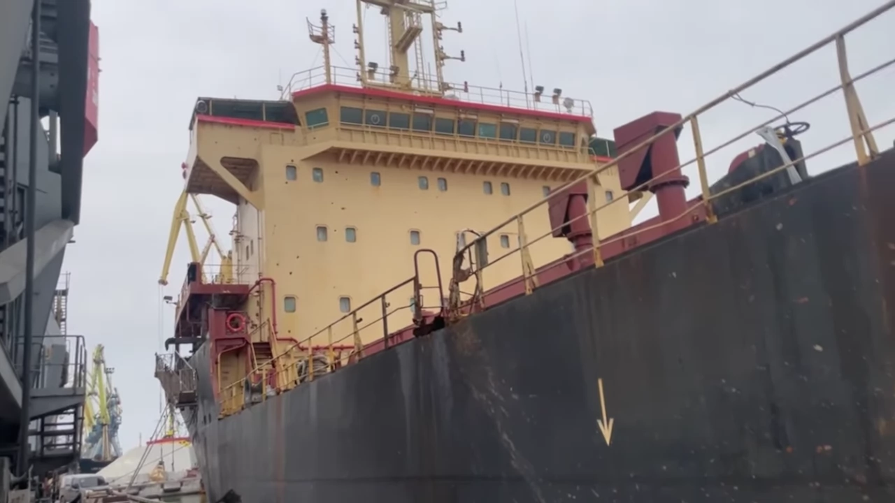 Във видео разпространявано в Телеграм се виждат пораженията по кораба