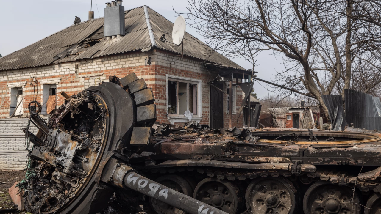 Смачкани танкове в калта разрушени сгради и скърбящи семейства