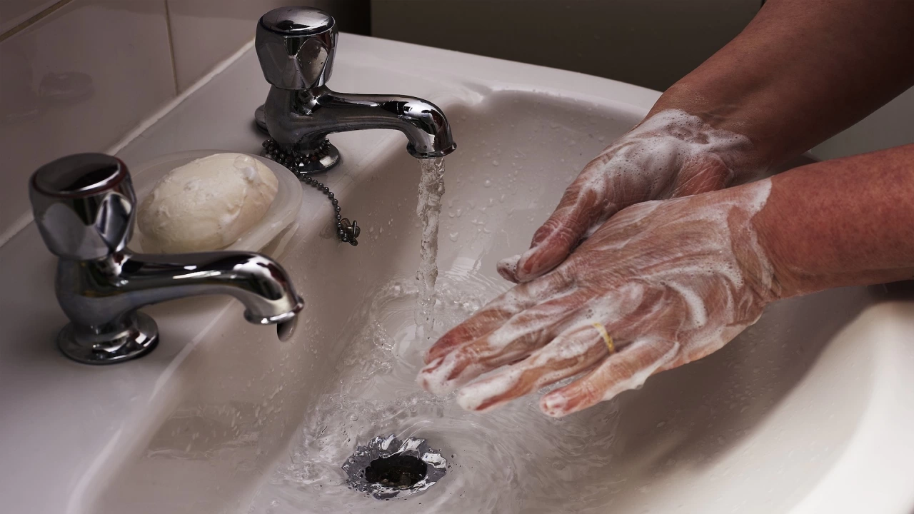 Честото миене на ръцете при постоянно носене на бижута може