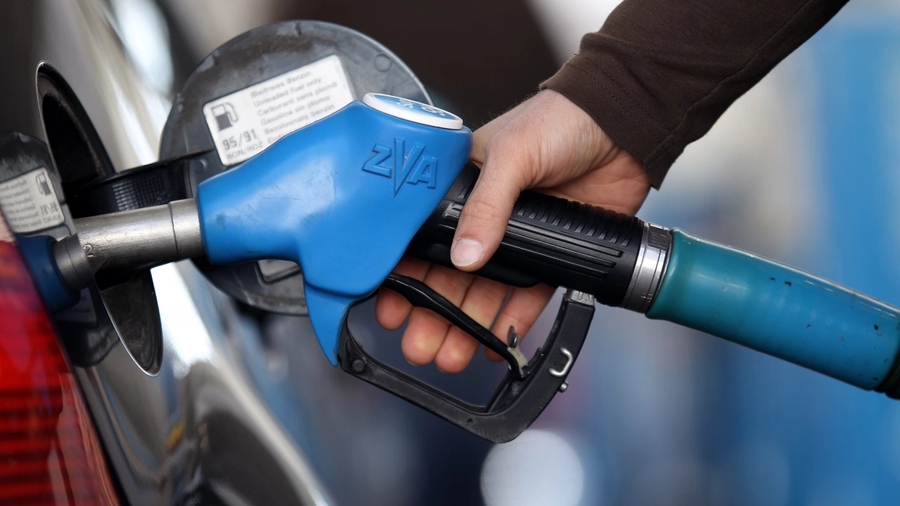 Цените на горивата се вдигнаха до рекордните 3 12 лв за