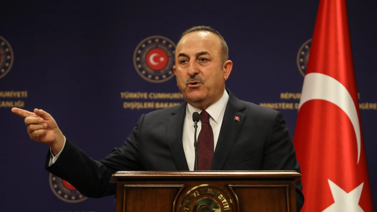 Турският министър на външните работи Мевлют Чавушоглу разговаря по телефона