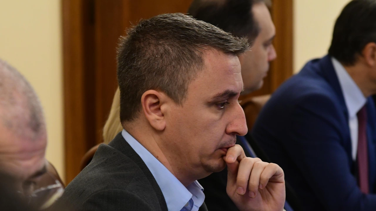 Министърът на енергетиката отговаря на твърденията на бившия премиер Бойко