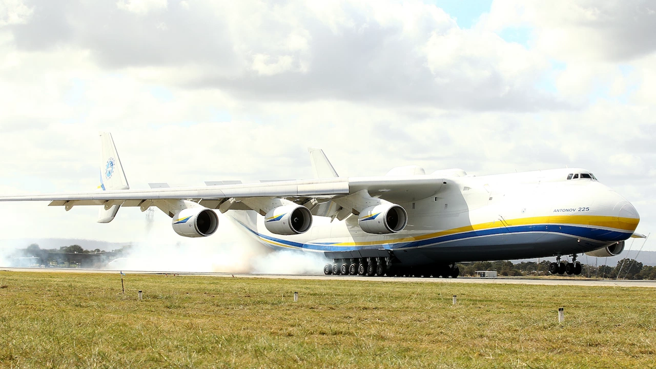 Украински товарен самолет Ан 12 на авиокомпания Мотор Сич Еърлайнс е