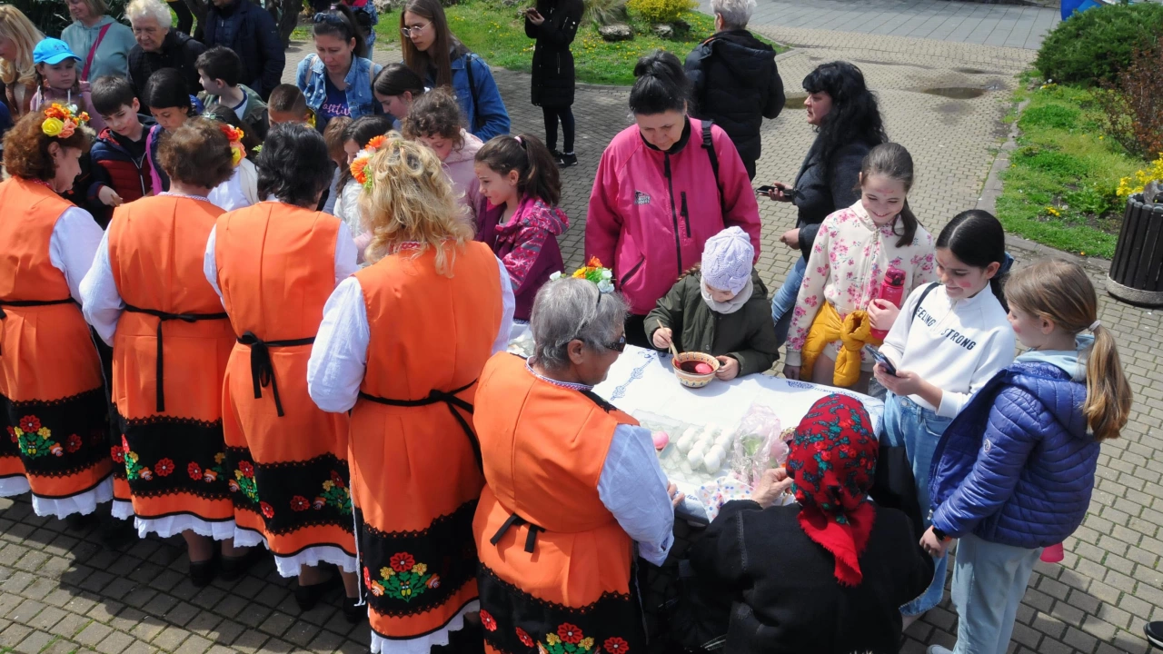 В центъра на Бургас възрастни жени показаха стари и изпитани