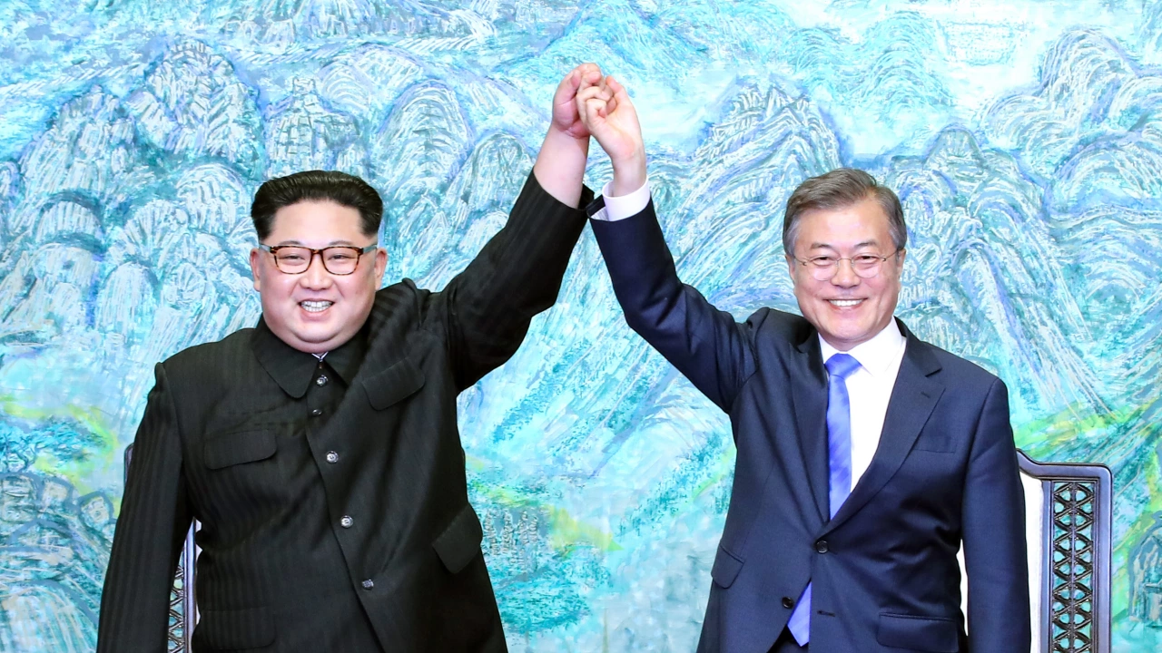 Севернокорейският лидер Ким Чен ун и южнокорейският президент Мун Дже ин размениха