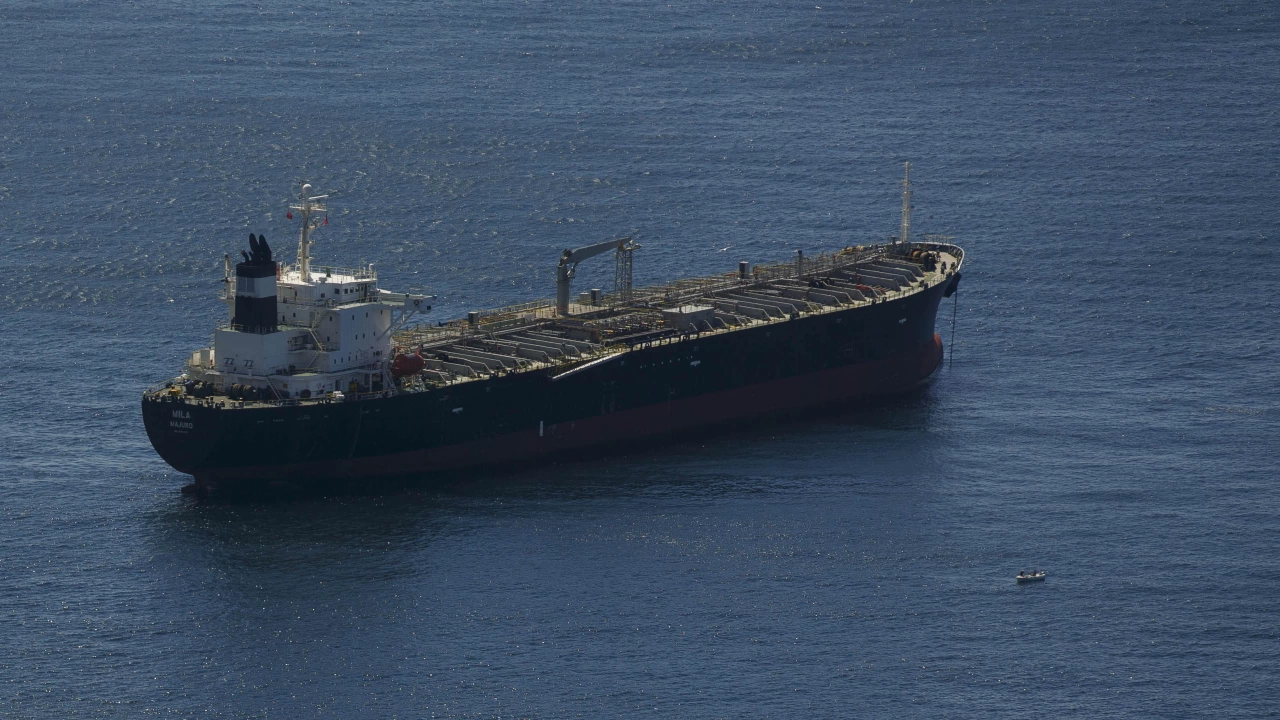 Задържаният в Гърция петролен танкер плаващ под руски флаг бе
