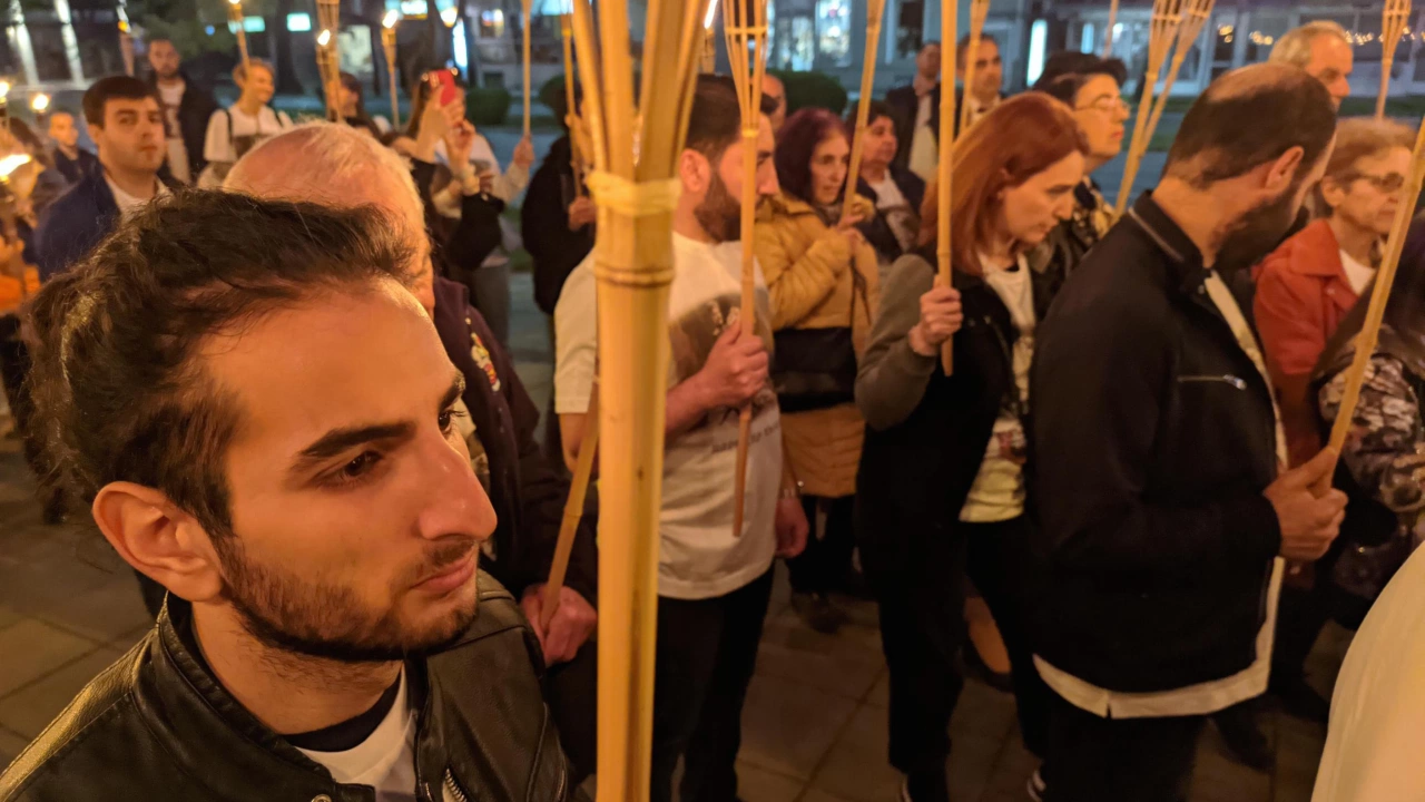 Представители на арменската общност се събра на факелно шествие пред