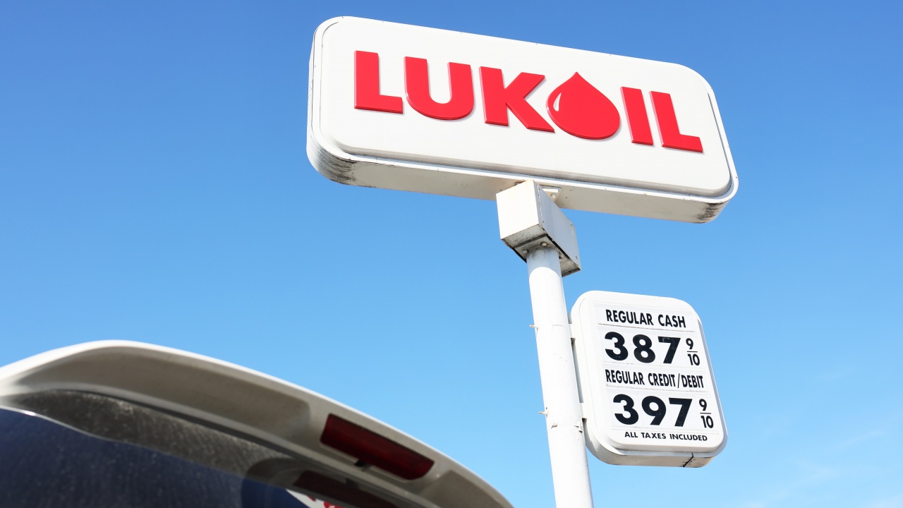 Италия може да национализира рафинерия на "Лукойл"