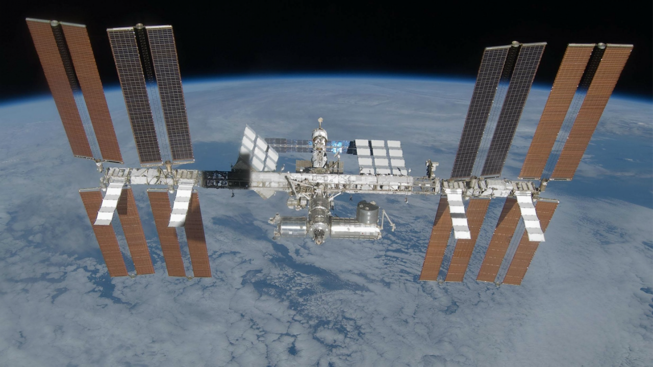 Роскосмос: Участието на Москва в МКС ще зависи от ситуацията в Русия и около нея